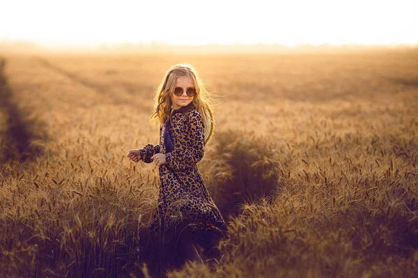 Joven madre y su hija en el campo de trigo en un día soleado — Foto de Stock