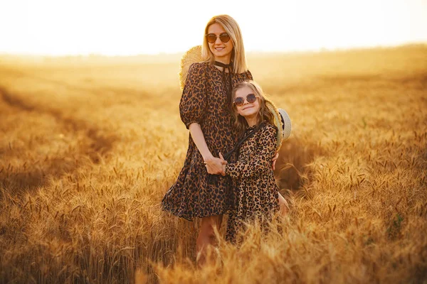 Ibu muda dan putrinya di ladang gandum pada hari yang cerah — Stok Foto