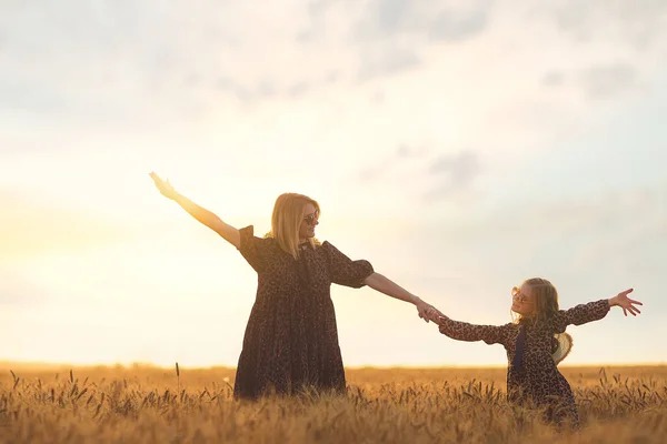 어느 화창 한 날 밀밭에서 어린 어머니와 딸 — 스톡 사진