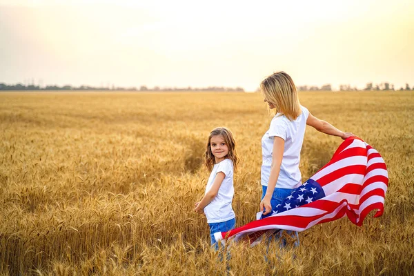 Мати і дочка з американським прапором. — стокове фото