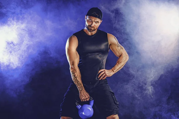 Aggressiver bärtiger muskulöser Bodybuilder, der mit der Kettlebell Übungen für den Bizeps macht. Studioaufnahme — Stockfoto