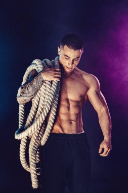 Sakallı, atletik görünüşlü, elinde savaş ipi tutan dumanlı bir vücut bulucusu. Kuvvet ve motivasyon