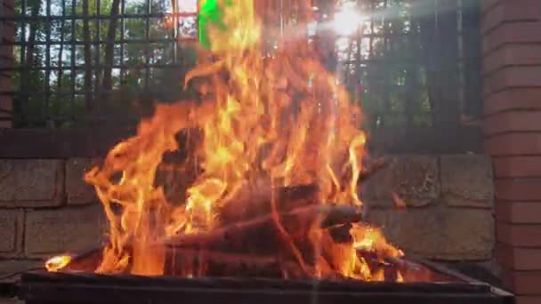 Grill com fogo ao ar livre. Chama de fogo — Vídeo de Stock