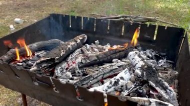 Barbeküdeki ateş, yanan ateş ve yanan koni aparatı.
