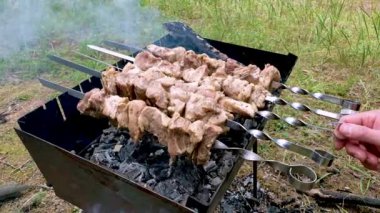 Barbeküdeki ateş, yanan ateş ve yanan koni aparatı.