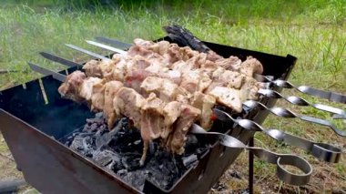 Barbeküdeki ateş, yanan ateş ve yanan koni aparatı.