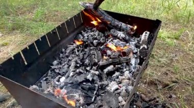 Barbeküdeki ateş, yanan ateş ve yanan koni aparatı.