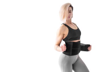 Beyaz arka planda izole edilmiş spor kemeri incelten kız