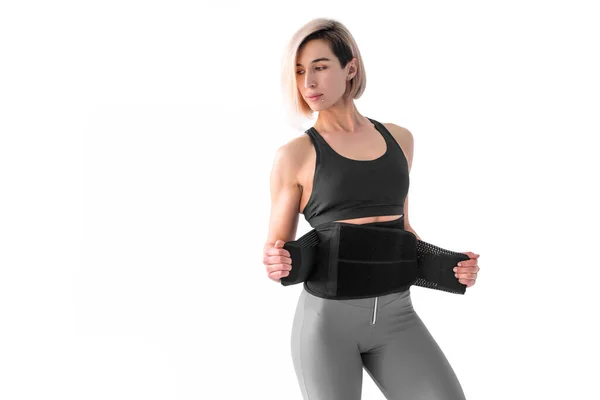 Chica haciendo fitness espalda cinturón adelgazamiento aislado sobre fondo blanco —  Fotos de Stock