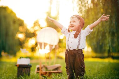 Küçük bir çocuk pilot olmayı hayal ediyor. Vintage havacılık şapkası