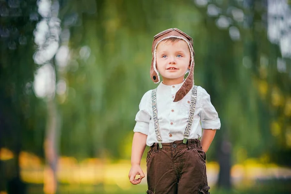 En liten pojke drömmer om att bli pilot. Vintage luftfart hatt — Stockfoto