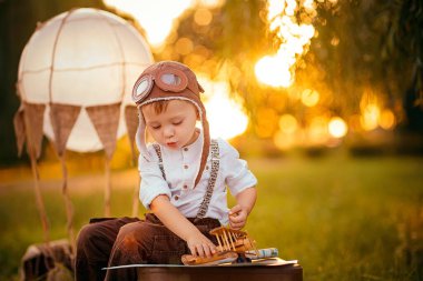 Küçük bir çocuk pilot olmayı hayal ediyor. Vintage havacılık şapkası