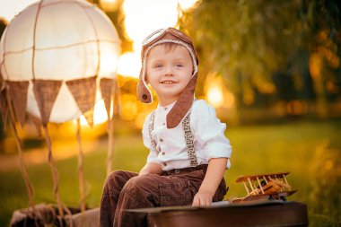 Küçük bir çocuk pilot olmayı hayal ediyor. Vintage havacılık şapkası