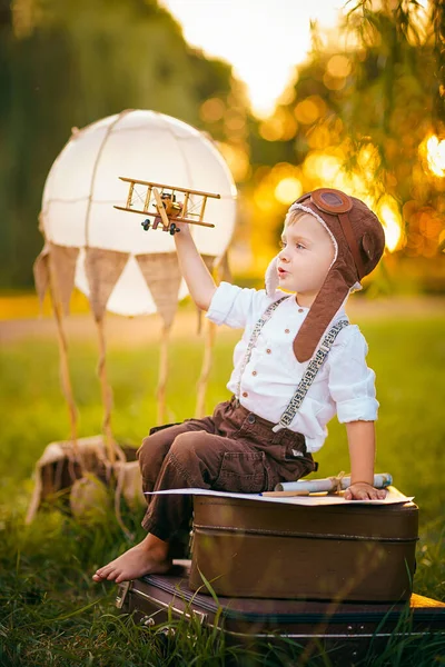 Ένα μικρό αγόρι ονειρεύεται να γίνει πιλότος. Εκλεκτής ποιότητας καπέλο αεροπορίας — Φωτογραφία Αρχείου