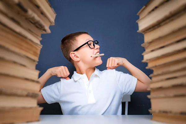 Klug aussehender Junge, Bleistift im Mund, wegschauen und nachdenken. Konzentrationsproblem erforschen, studieren und lösen — Stockfoto