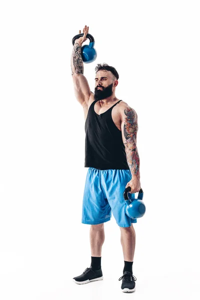 肌肉组织纹身，有胡子的男性运动员健美运动，背景是白色的水壶形. — 图库照片