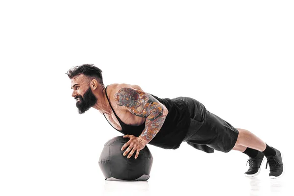 Μύες τατουάζ γενειοφόρος αρσενικό άσκηση βάρη γυμναστικής Ιατρική Ball push ups ασκήσεις στο στούντιο απομονώνονται σε λευκό φόντο — Φωτογραφία Αρχείου