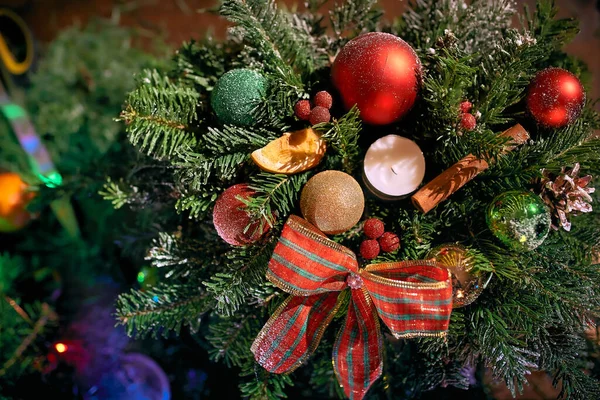 Corona de Navidad hecha a mano sobre un fondo de madera. Luces festivas de guirnalda. Año Nuevo decoración de interiores —  Fotos de Stock