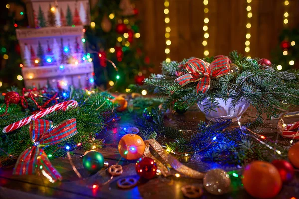 Ghirlanda natalizia realizzata a mano su sfondo ligneo. Luci festive di ghirlanda. Capodanno decorazione d'interni — Foto Stock