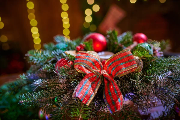 Couronne de Noël faite à la main sur un fond en bois. Festive lumières de guirlande. Décoration intérieure Nouvel An — Photo