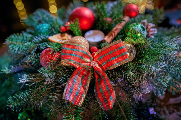 Corona de Navidad hecha a mano sobre un fondo de madera. Luces festivas de guirnalda. Año Nuevo decoración de interiores —  Fotos de Stock