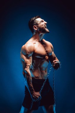 Zincirli bağıran adam