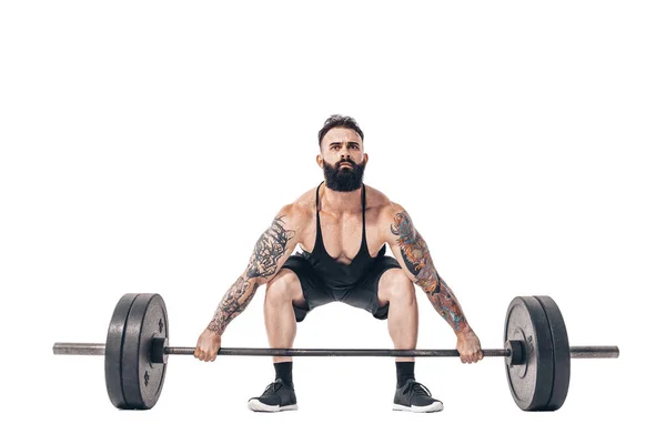 A técnica de fazer um exercício de deadlift com uma barra de um musculoso forte tatuado homens de esportes barbudos em um fundo de estúdio branco. Isolar — Fotografia de Stock