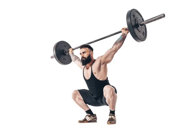 La tecnica di fare un esercizio di stacco con un bilanciere di un muscoloso forte tatuato uomini sportivi barbuti su uno sfondo bianco studio. Isolato — Foto Stock