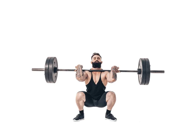 A técnica de fazer um exercício de deadlift com uma barra de um musculoso forte tatuado homens de esportes barbudos em um fundo de estúdio branco. Isolar — Fotografia de Stock