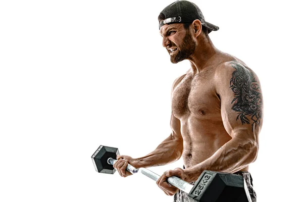 Atleta muscolare uomo bodybuilder in pantaloni mimetici con un allenamento nudo del busto con manubri su uno sfondo bianco. — Foto Stock