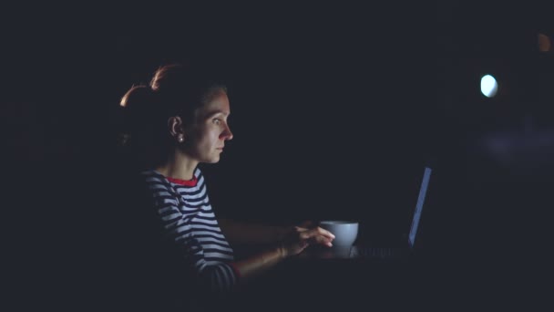 Όμορφο κορίτσι που εργάζεται τη νύχτα σε ένα φορητό υπολογιστή, σε εξωτερικούς χώρους — Αρχείο Βίντεο