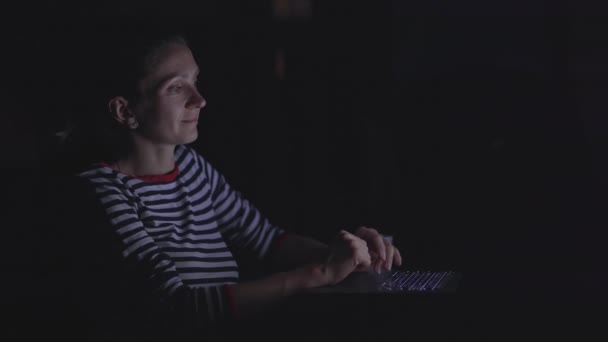 Bizneswoman pracuje w nocy na laptopie i pić kawę, na zewnątrz — Wideo stockowe