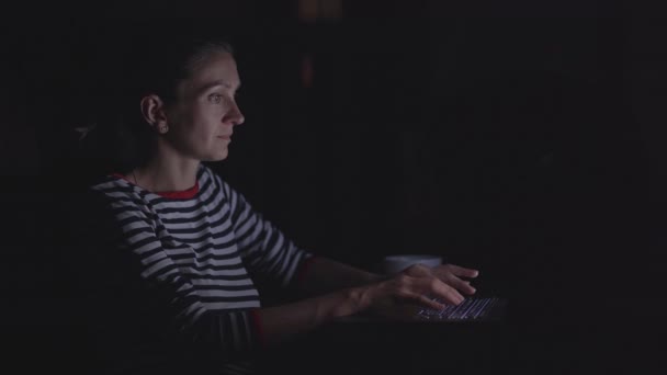 Mujer de negocios trabajando por la noche en un ordenador portátil y beber cofee, al aire libre — Vídeos de Stock