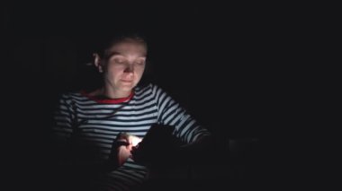 Kadın, şehirdeki cep telefonunda Coperid-19 'la ilgili haberleri okudu.