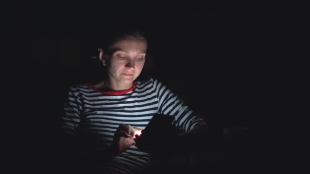 女性はSMSを送信,ニュースを読む,チャット,夜屋外で電話でネットサーフィン — ストック動画