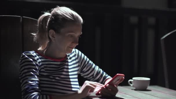 Affärskvinna arbetar på natten, skicka sms, läsa nyheter, chatta, surfa på nätet på telefon utomhus — Stockvideo