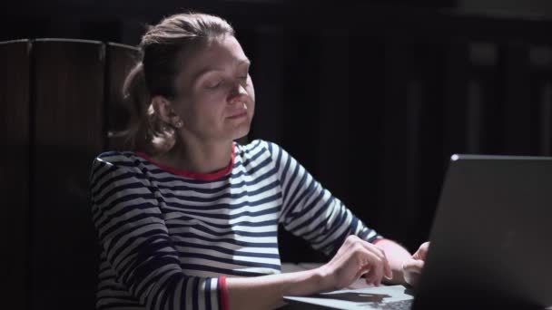 Mujer de negocios trabajando por la noche en un ordenador portátil y beber cofee, al aire libre — Vídeo de stock