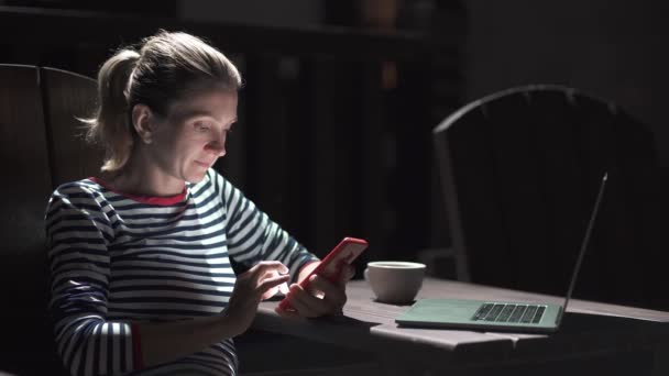 Affärskvinna arbetar på natten, skicka sms, läsa nyheter, chatta, surfa på nätet på telefon utomhus — Stockvideo