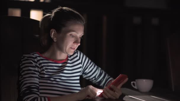 Mujer de negocios trabajando por la noche, enviar SMS, leer noticias, charlar, navegar por la red en el teléfono al aire libre — Vídeos de Stock