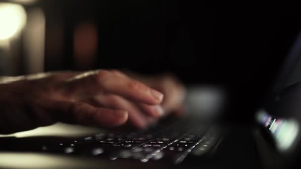 Kobiece ręce kobiety biznesu profesjonalny pracownik użytkownika za pomocą pisania na laptopie notebook klawiatury siedzieć w biurze w domu biurko pracy online z komputerem oprogramowanie aplikacje koncepcja technologii, zbliżenie widok z boku — Wideo stockowe