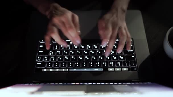 ノートパソコンのキーボードを入力して、ビジネス女性のプロのユーザー労働者の女性の手は、 PCソフトウェアアプリの技術コンセプトでオンラインで作業自宅のオフィスの机に座って、トップビュー — ストック動画