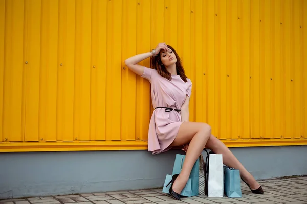 Bauty shoping vrouw met papieren zak — Stockfoto