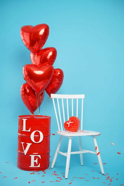 Sedia bianca con una scatola a forma di cuore, palloncini rossi e un barile con l'amore iscrizione. decorazioni per San Valentino — Foto Stock