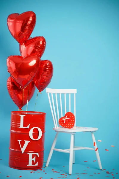 İçinde kalp şeklinde bir kutu olan beyaz sandalye, kırmızı balonlar ve üzerinde sevgi yazan bir fıçı. Sevgililer Günü için dekorasyonlar — Stok fotoğraf