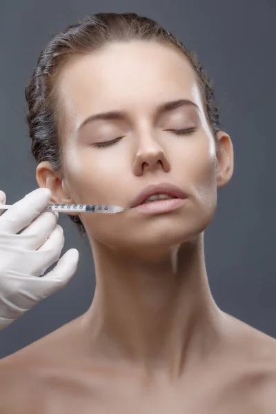 The doctor cosmetologist makes the Rejuvenating facial injections procedure for tightening and smoothing wrinkles on the face skin of a women in a beauty salon. Cosmetology skin care — Stock Photo, Image