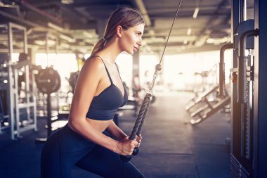 Sportif kız spor salonunda Dumbell 'le çalışıyor.
