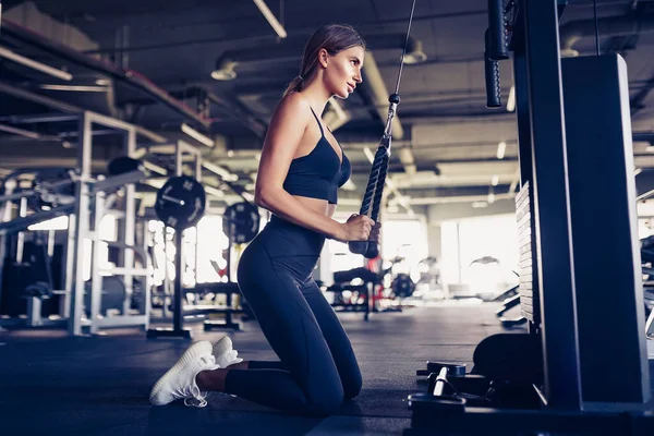 Sportieve meisje workout met dumbell in de sportschool — Stockfoto