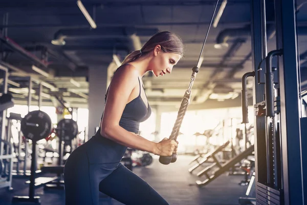 Sportieve meisje workout met dumbell in de sportschool — Stockfoto