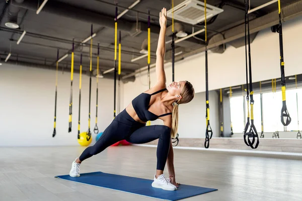 Sportieve jonge vrouw doet yoga praktijk op witte achtergrond — Stockfoto