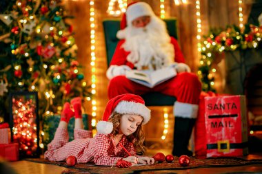 Mutlu Noeller, Noel Baba ve küçük kız gece Noel ağacında